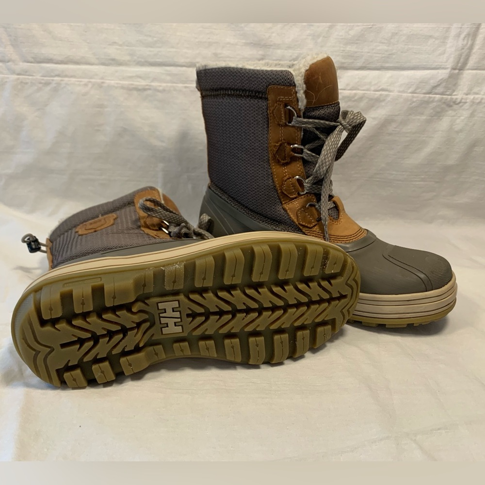 Womens Helley Hansen winter boots. Fits small so size down